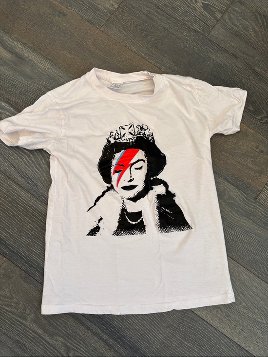 Banksy Tops - Banksy Queen Elizabeth tee